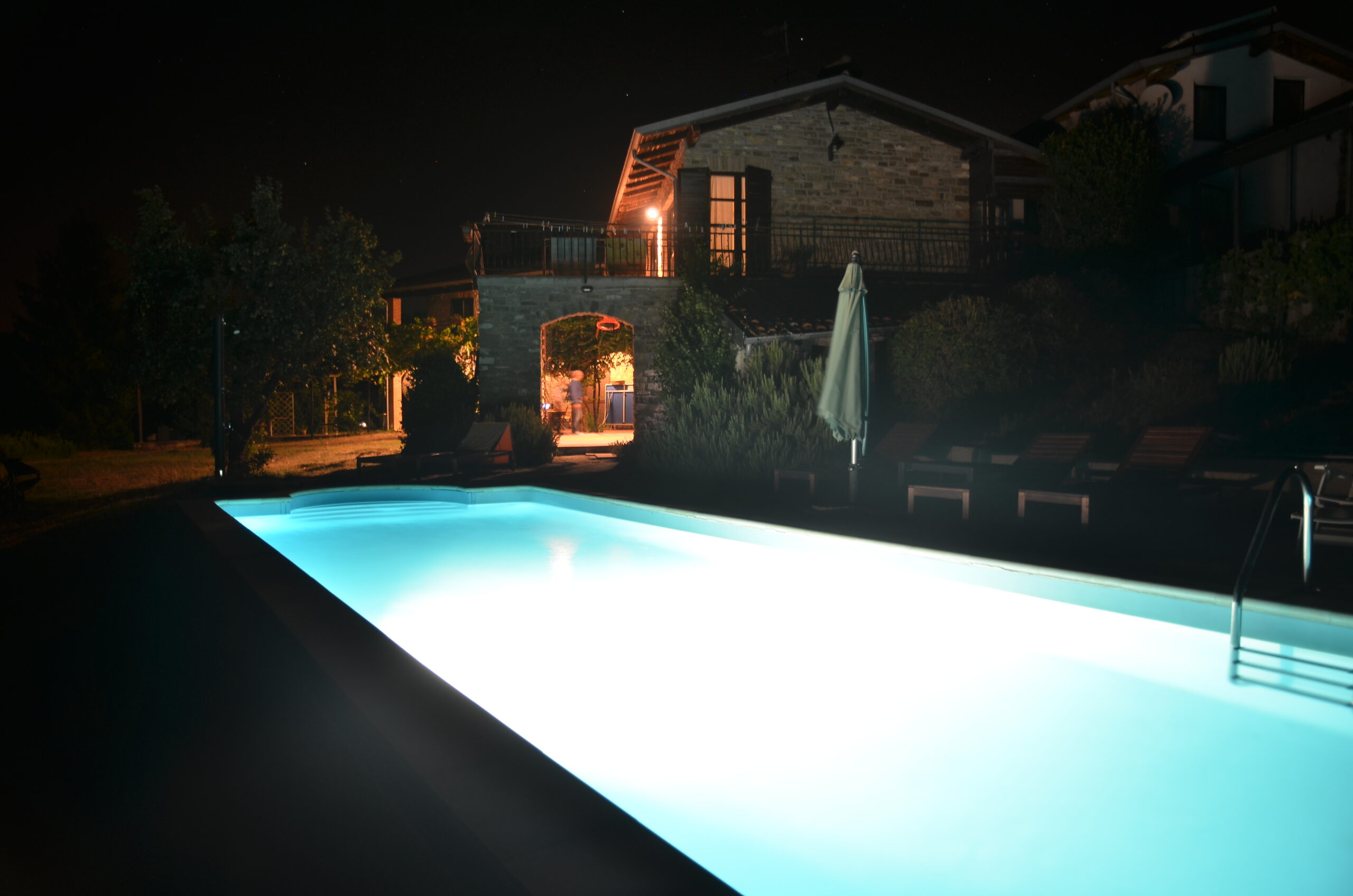 VistaCasaPiscinaIlluminata