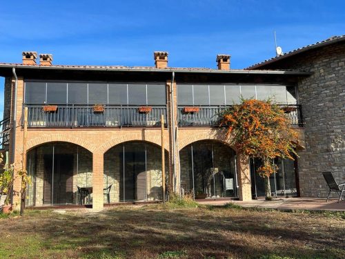 La zona camere chiusa da vetrate panoramiche